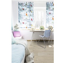 Lichte kinderkamer met bed, bureau, stoel en gordijnen met vogelmotieven