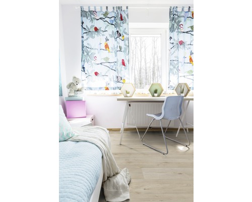 Lichte kinderkamer met bed, bureau, stoel en gordijnen met vogelmotieven