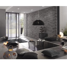 Moderne woonkamer met paneelgordijnen, stenen muur en decoratieve elementen