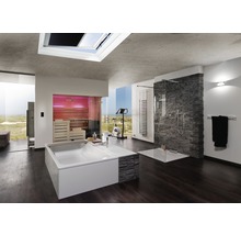 Lichte badkamer met ligbad, douche, sauna en fitnessapparaat voor een groot raam