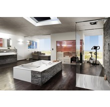 Badkamer met bad, sauna en trainingsapparaat