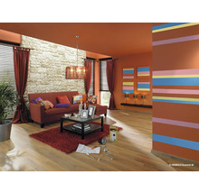 Woonkamer met bank, tafel, lamp en decoratie