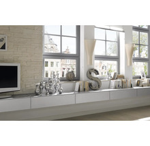 Lichte woonkamer met witte meubels, decoratie en grote ramen.