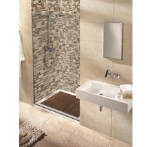 Moderne badkamer met douche, wastafel en spiegel