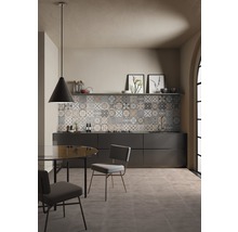 Keuken met vloertegels, keukenblok en eettafel met stoelen.