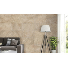 Woonkamer met wandtegels in steenlook, staande lamp en bank