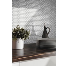 Keukenscène met baksteenmozaïektegels, servies en decoratie