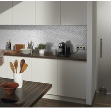 Moderne keuken met witte kasten, mozaïektegels en houten werkblad