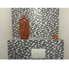 Decoratieve glazen mozaïekwand met bruine vaas en toiletreservoir