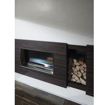Moderne open haard met houtvak en brandhout