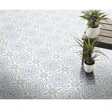 Tegelvloer met geometrisch patroon en potplanten op een houten tafel