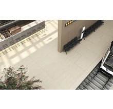 Beige vloertegels in een treinstation met wachtruimte, café en trein