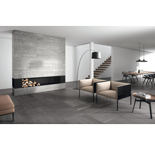 Moderne woonkamer met stenen muur, open haard en tegelvloer