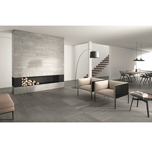 Woonkamer met open haard, zitmeubelen en trap in modern design