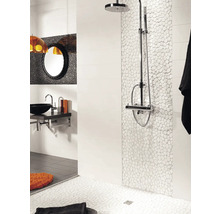 Badkamer met douche, wastafel en spiegel