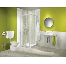 Lichte badkamer met toilet, douche, wastafel en spiegel