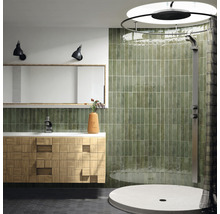 Moderne badkamer met wastafel, spiegel, kranen, douche en groene tegels