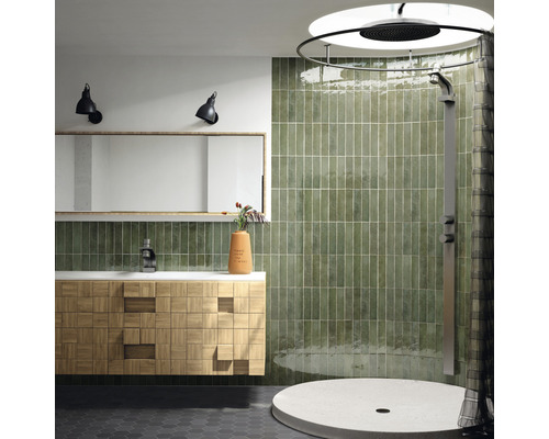 Moderne badkamer met wastafel, spiegel, kranen, douche en groene tegels