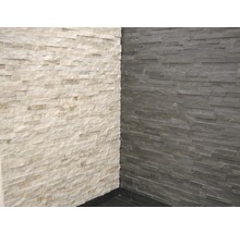 Wanddecoratie met witte en grijze natuursteenstrips