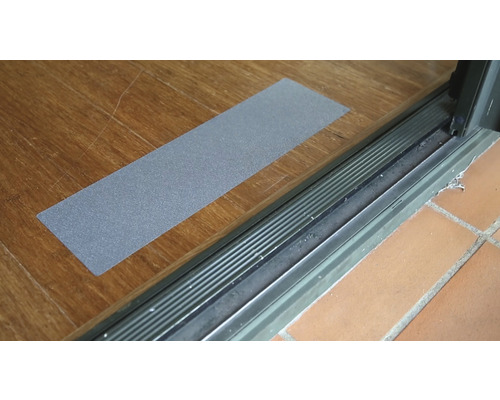 Antislipstrip op een houten vloer