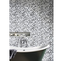 Badkamer met mozaïekmuur, bad en kraan