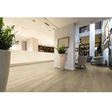 Lichte ruimte met houtlook vloerbedekking, receptie en zithoek