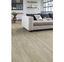 Lichte woonkamer met houten vloer, bank en tafel