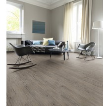 Woonkamer met laminaatvloer in houtlook, bank en fauteuils