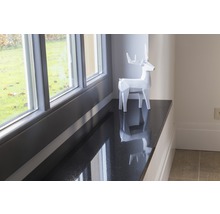 Vensterbank met raam en decoratie
