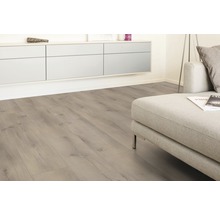 Lichte woonkamer met laminaatvloer in houtlook en moderne bank