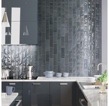 Moderne keuken met grijze kastfronten, stenen werkblad en wandtegels