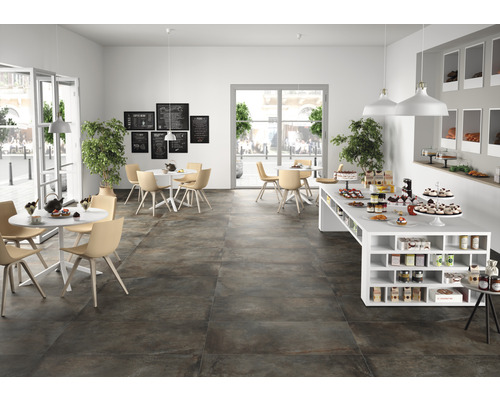 Café met tafels, stoelen en donkere vloertegels in steenlook