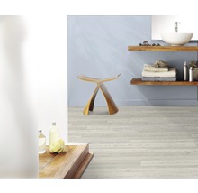 Lichte badkamer met houten vloer, houten planken, wastafel en houten kruk