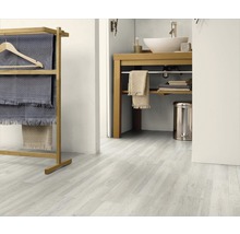 Badkamer met wastafel, handdoekrek en vloer in houtlook