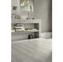 Moderne badkamer met stenen wastafel en lichte houten vloer