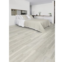 Slaapkamer met bed en lichte houten vloer
