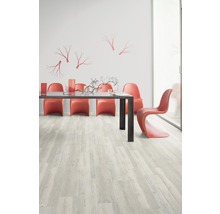 Eetkamer met eettafel, stoelen en een lichte houten vloer