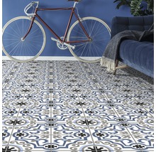 Scene met vloertegels met patroon, fiets en bank