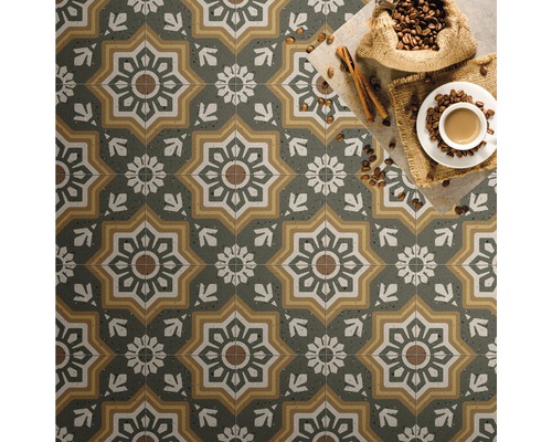 Vloertegels met geometrisch patroon en kopje koffie
