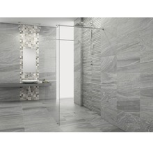 Moderne badkamer met grijze tegels en glazen douchecabine.