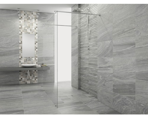 Moderne badkamer met grijze tegels en glazen douchecabine.