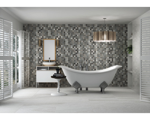Moderne badkamer met vrijstaand bad, wastafel en mozaïek wandtegels