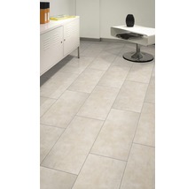 Interieur met vloertegels, commode en tafel
