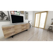 Woonkamer met houten tv-meubel en televisie