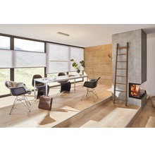 Lichte woonkamer met plisségordijnen, eettafel, stoelen en open haard