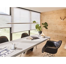 Interieur met tafel, stoelen, hanglamp, plisségordijnen en houten lambrisering