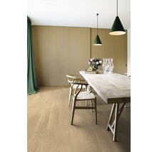 Eetkamer met houten vloer, eettafel, stoelen en hanglampen