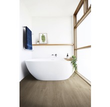 Lichte badkamer met vrijstaand bad, houten plank en houten vloer