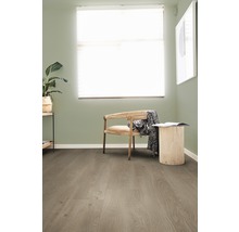 Lichte kamer met houten vloer, stoel en raam
