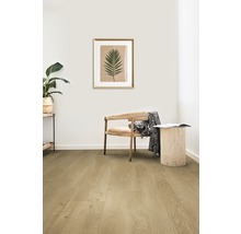 Interieur met een lichte houten vloer, stoel en decoratie